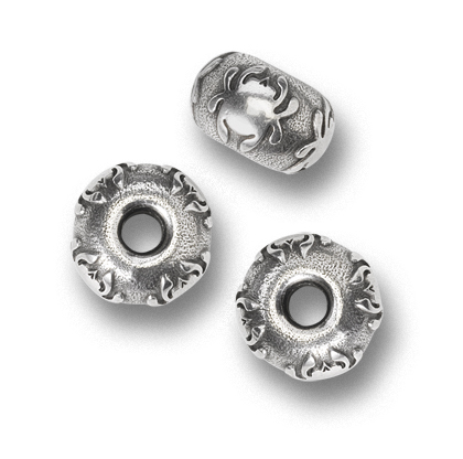 The Spyderco Bead Pewter Round shown open and closed