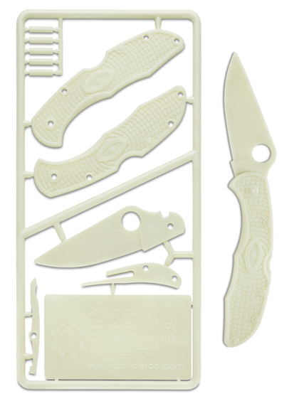 The Plastic Kit Delica® 4 shown open and closed